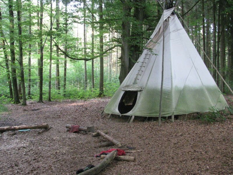 Tipi im Wald